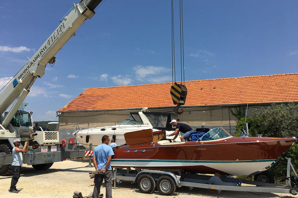 Boote kranen (ein- und aussetzen)