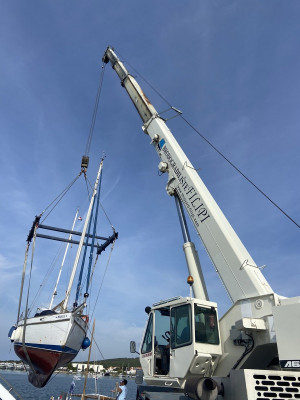 Lifting and lowering the ship