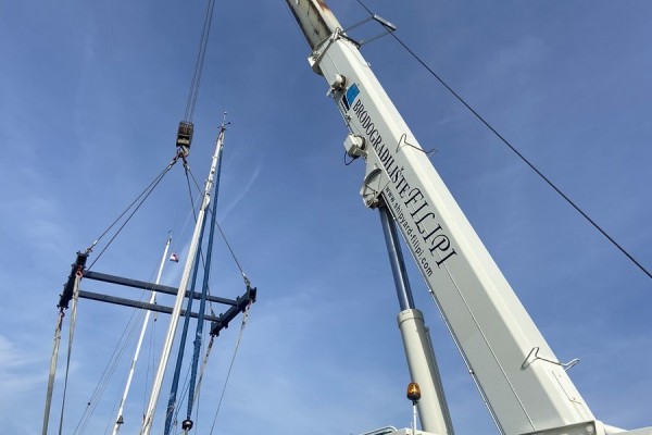 Lifting and lowering the ship