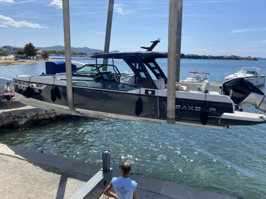 Boote kranen (ein- und aussetzen)