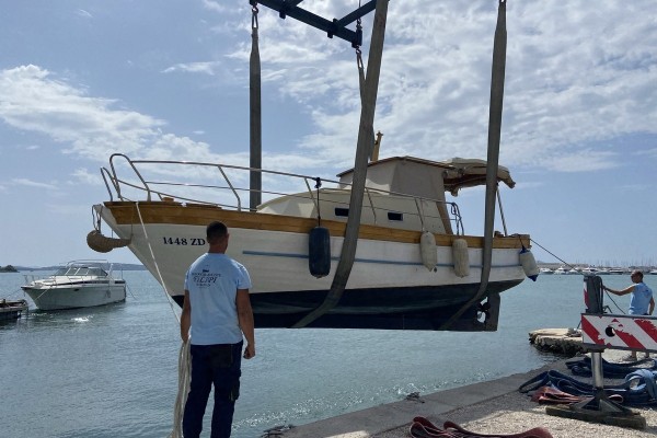 Lifting and lowering the ship