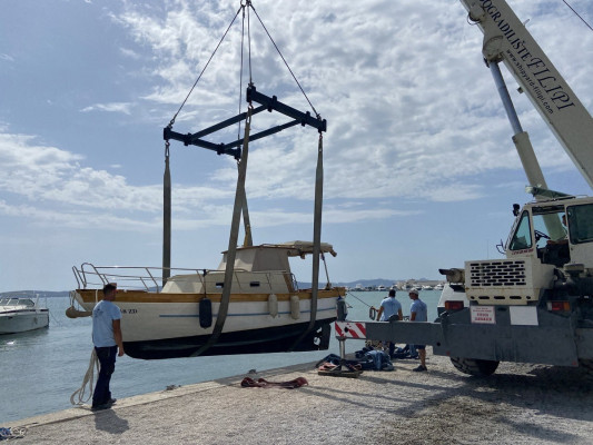 Lifting and lowering the ship