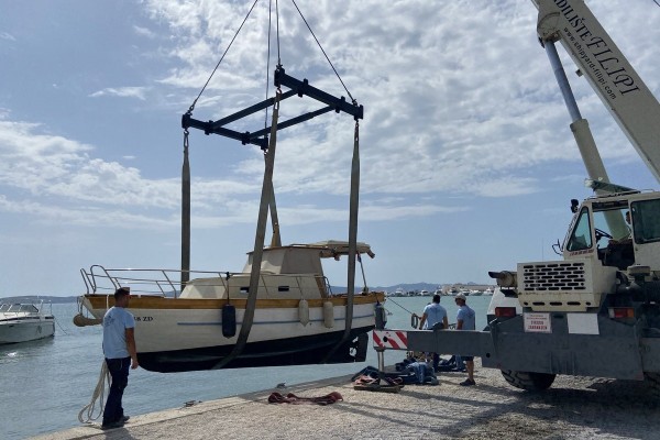 Lifting and lowering the ship