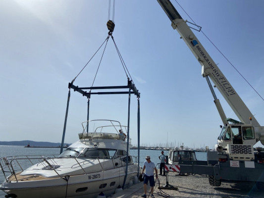 Boote kranen (ein- und aussetzen)