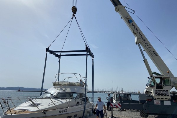 Lifting and lowering the ship