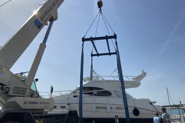 Lifting and lowering the ship