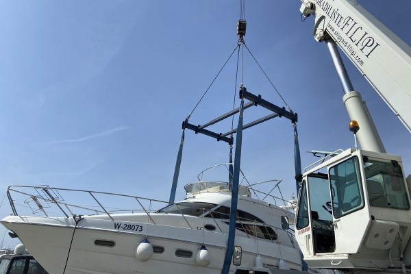 Lifting and lowering the ship