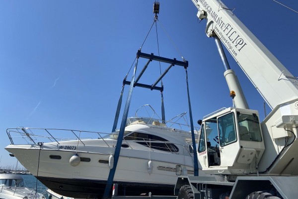 Lifting and lowering the ship