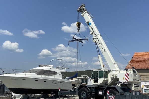 Lifting and lowering the ship