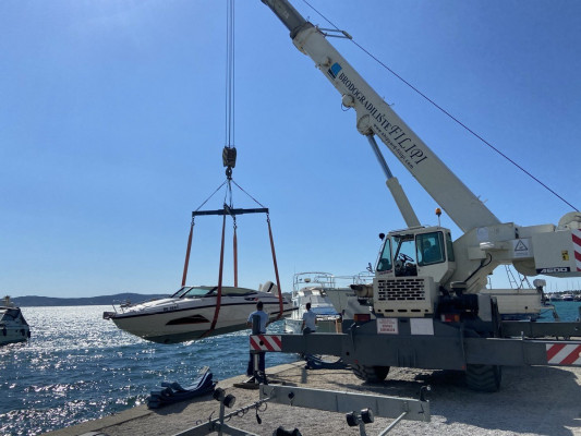 Lifting and lowering the ship