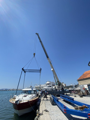 Lifting and lowering the ship