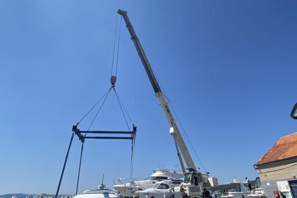 Lifting and lowering the ship