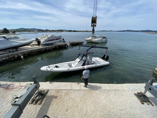 Boote kranen (ein- und aussetzen)