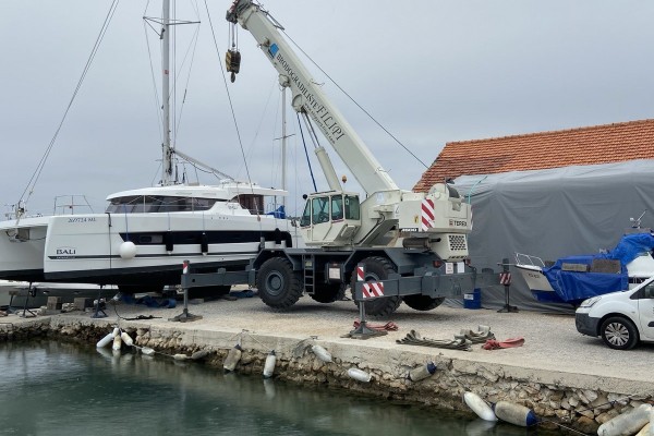 Lifting and lowering the ship