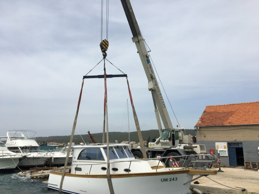 Lifting and lowering the ship