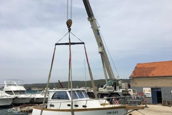 Lifting and lowering the ship