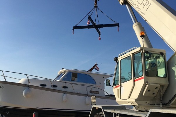 Lifting and lowering the ship